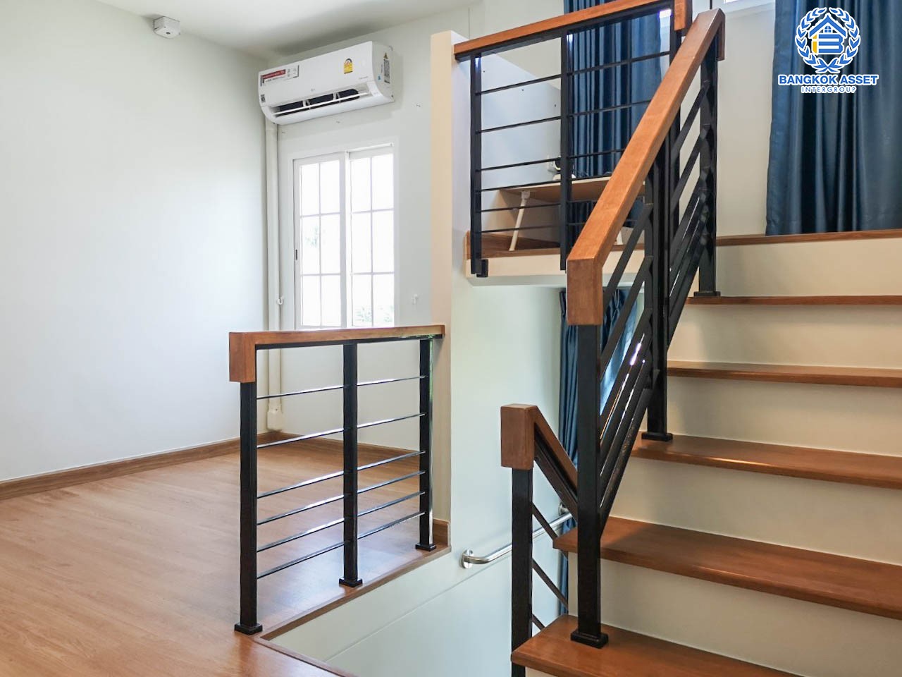 บ้านแฝดมือสอง ม.โกลเด้นนีโอ สาทร บ้านสวย หลังมุม เนื้อที่กว้างถึง 40.8 ตร.ว. ฟังก์ชัน 4 ห้องนอน 4 ห้องน้ำ จอดรถได้ 2 คัน ตกแต่งใหม่ พร้อมเข้าอยู่ ราคาถูกสุดๆ บนทำเลเชื่อมต่อหลายเส้นทาง ใกล้รถไฟฟ้าสายสีเขียว "สถานีวุฒากาศ" และ ทางด่วน "สาทร"